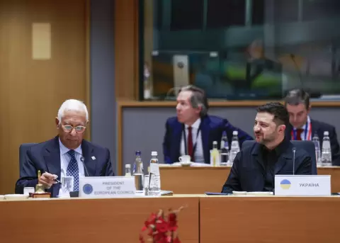 El presidente de Ucrania, Volodymyr Zelensky (D), y el presidente del Consejo Europeo, Antonio Costa, en cumbre de l�deres de la Uni�n Europea.