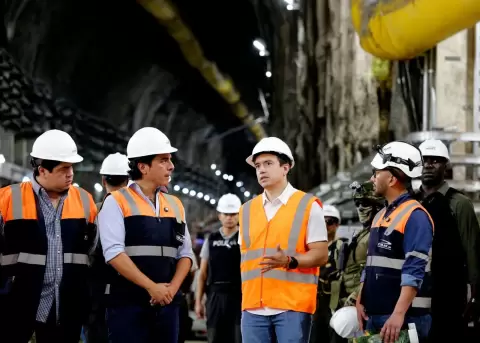 Fabi�n Calero, exgerente de Celec, conversa con el presidente Daniel Noboa, durante un recorrido por la central hidroel�ctrica Alluriqu�n.