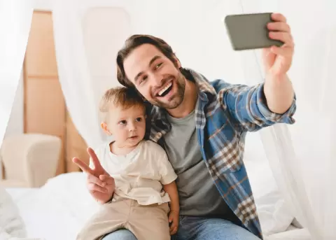 Los peligros de compartir im�genes de infantes en redes sociales.