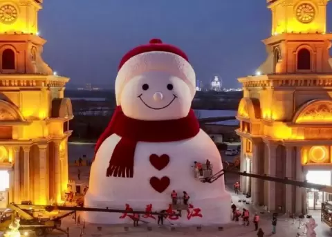 China construy� el mu�eco de nieve m�s grande.