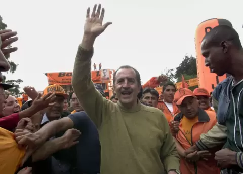 El candidato presidencial Rodrigo Borja saluda a sus simpatizantes durante un mitin el 16 de octubre de 2002, en Quito, Ecuador.
