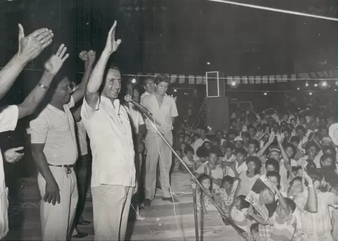 El Dr. Rodrigo Borja en mitin pol�tico durante campa�a electoral en Ecuador, era marzo de 1988.