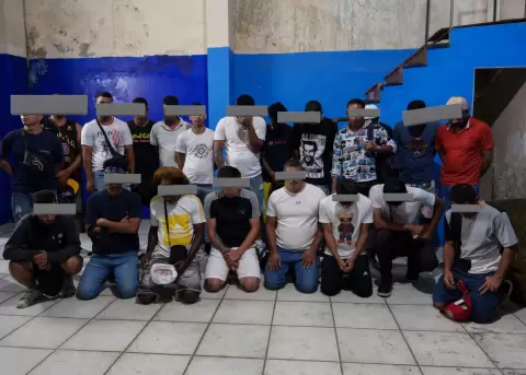 Detenidos durante un operativo en el centro de Guayaquil.