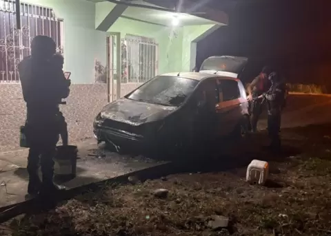 Uno de los veh�culos incinerados en Esmeraldas estaba estacionado en el sector de La Guacharaca.