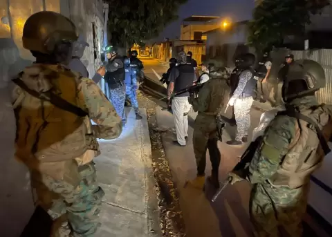 Polic�as y militares ejecutan un operativo en Dur�n, Guayas, el 8 de enero de 2025.