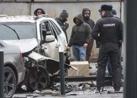 Investigadores rusos trabajan tras la explosi�n de un artefacto colocado debajo de un veh�culo en una zona residencial de Mosc�, el 22 de diciembre.