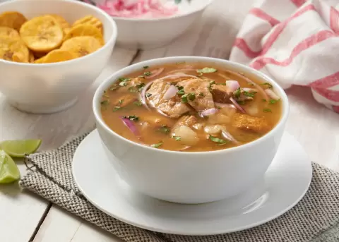 La cocina ecuatoriana gana visibilidad internacional al escalar posiciones en los rankings de Taste Atlas, impulsada por la diversidad de sus platos.