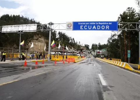 Ecuador limita el tr�nsito internacional a dos pasos fronterizos desde este 24 de diciembre