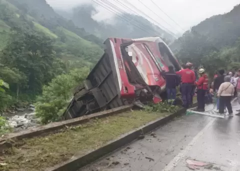 Un bus interprovincial sufre un accidente de tr�nsito en la v�a Aloag - Santo Domingo el 25 de diciembre de 2025.