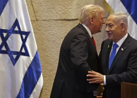 El presidente de EE.UU., Donald Trump, y el primer ministro de Israel, Benjamin Netanyahu, en el parlamento israel� el 13 de octubre de 2025.