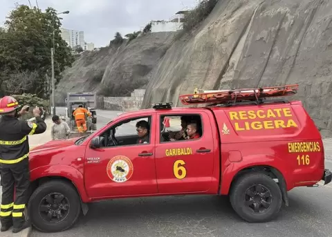 Integrantes de equipos de rescate cierran la avenida Costa Verde, en una fotograf�a de archivo.