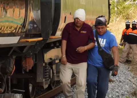 Una persona herida es trasladada luego del descarrilamiento del tren Trans�stmico este domingo, en el municipio de Asunci�n Ixtaltepec, en Oaxaca.