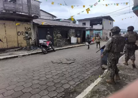 Militares patrullan el cant�n San Lorenzo, en Esmeraldas.