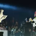 Julieta Venegas enfrenta críticas en redes tras su aparición con Bad Bunny en concierto