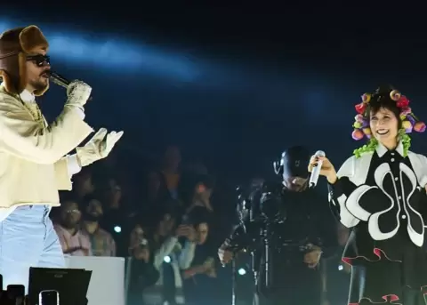 Julieta Venegas duramente criticada por no saber la letra de "Ojitos Lindos" de Bad Bunny.