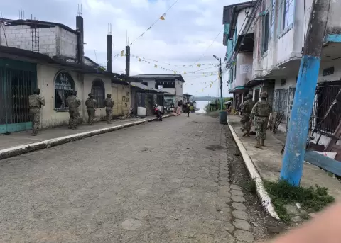 Militares recorren las calles de San Lorenzo, en Esmeraldas.