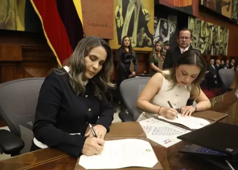Alexandra Villac�s, oficializando su posesi�n en la Asamblea Nacional como vocal del Consejo de la Judicatura.