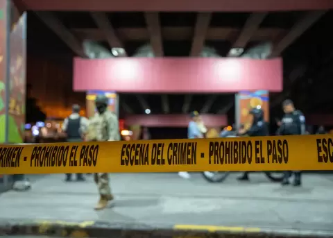 Integrantes de las Fuerzas Armadas de Ecuador custodiando una escena de un crimen en Guayaquil, el 16 de marzo de 2025.