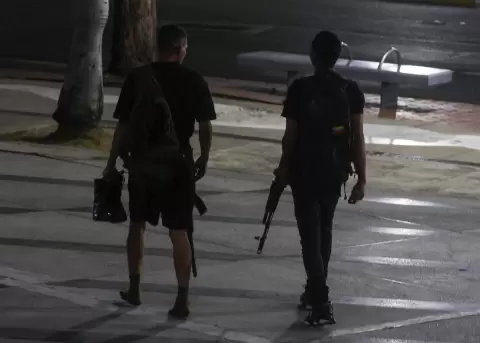 Fuerzas venezolanas patrullan las calles junto a los lugares de algunas detonaciones y explosiones en Caracas.