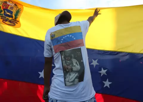 Un hombre sostiene una bandera de Venezuela durante una manifestaci�n de celebraci�n por la captura de Nicol�s Maduro.