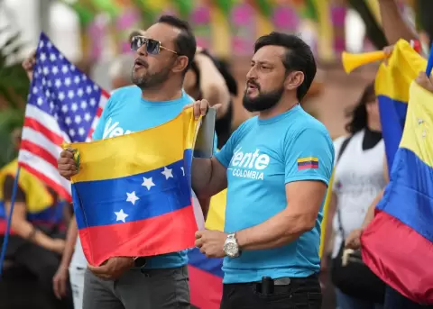 Ciudadanos venezolanos celebran durante una manifestaci�n este domingo, en Cali (Colombia).