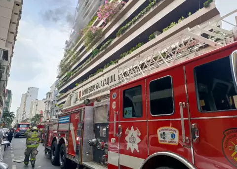 Incendio en un parqueadero del centro de Guayaquil.