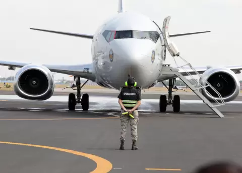 Gobierno entrega aeronave para fortalecer operaciones de la Fuerza A�rea