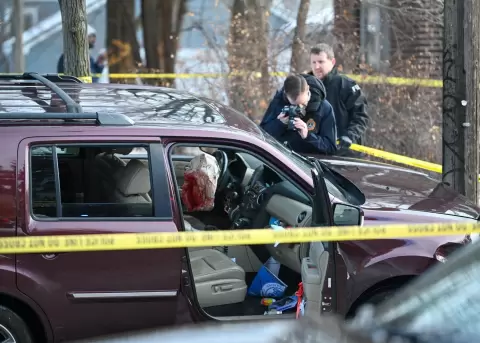 Miembros del FBI investigan el carro en el que una mujer muri� tras recibir disparos de agentes del ICE.