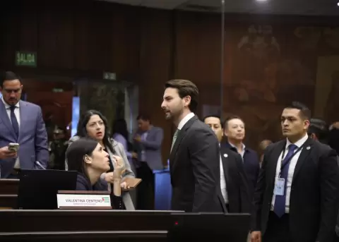 Niels Olsen (c), presidente de la Asamblea Nacional, conversa con su compa�era de bancada (ADN), Valentina Centeno, el 6 de enero de 2026.