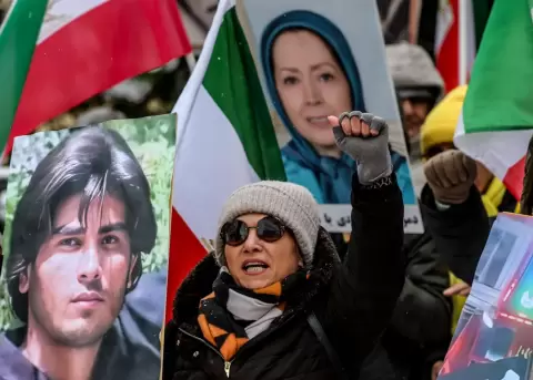 Imagen de las protestas de iran�es en Berl�n por la situaci�n econ�mica de su pa�s.