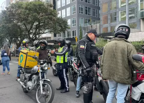 Controles a motocicletas en los alrededores de I�aquito, av. Amazonas, Naciones Unidas y av. 6 de Diciembre, en Quito.