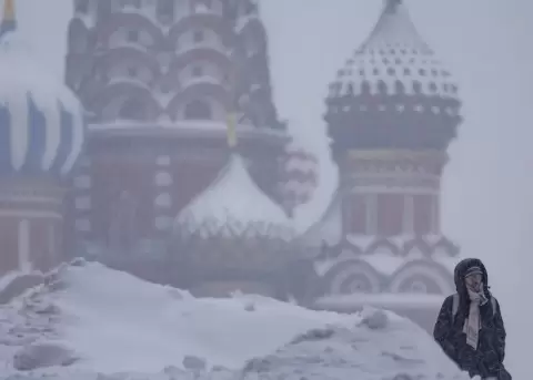 Una mujer camina por la Plaza Roja de Mosc� en plena nevada.