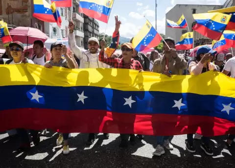 Personas participan en una manifestaci�n el 9 de enero, en Caracas (Venezuela). EFE/ Boris Vergara