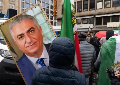 Manifestantes participan en una protesta contra el gobierno iran� en Fr�ncfort, Alemania, el 10 de enero de 2026.