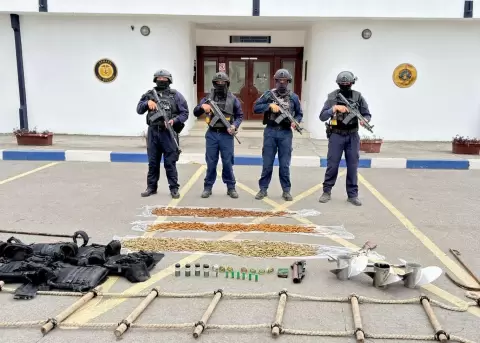 Fotograf�a difundida por la Armada de Ecuador material incautado este domingo, en el Golfo de Guayaquil (Ecuador).