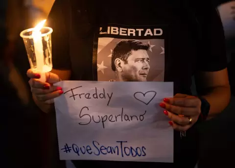 Una persona participa en una vigilia frente al centro penitenciario Rodeo I el 10 de enero de 2026, en Zamora estado de Miranda (Venezuela).