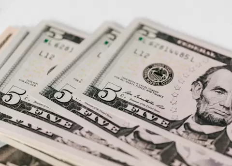 Este 9 de enero, la dolarizaci�n en Ecuador cumpli� 26 a�os, consolid�ndose como un modelo econ�mico que aport� estabilidad y una reducci�n sostenida.