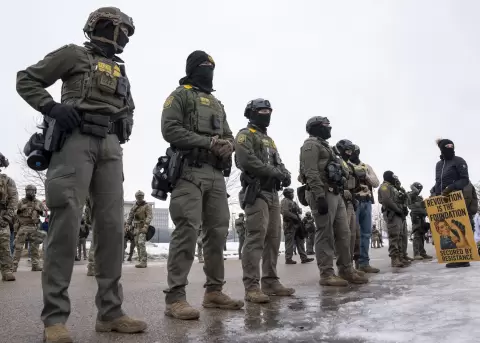 Integrantes de Polic�a custodian la sede del Servicio de Inmigraci�n y Control de Aduanas (ICE) este jueves, en Mine�polis (EE.UU.).