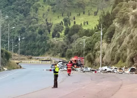 Personal de la Polic�a y Bomberos atienden una emergencia por un accidente de tr�nsito en la v�a Pifo-Papallacta, sector El Tambo, el 13 de enero.