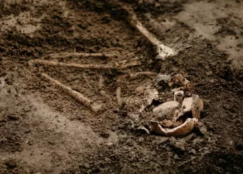 Polic�a investiga hallazgo de 1.385 restos �seos en unidad educativa del sur de Quito