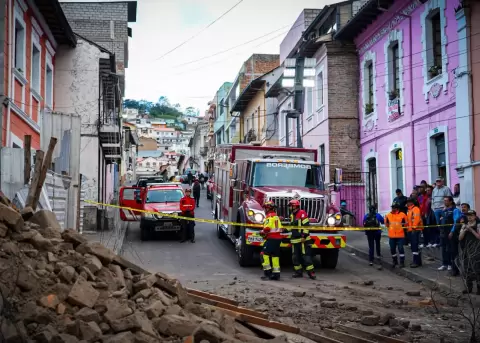 Cuatro personas fueron rescatadas tras el colapso estructural de una vivienda registrado la tarde de este mi�rcoles en el centro de Quito.