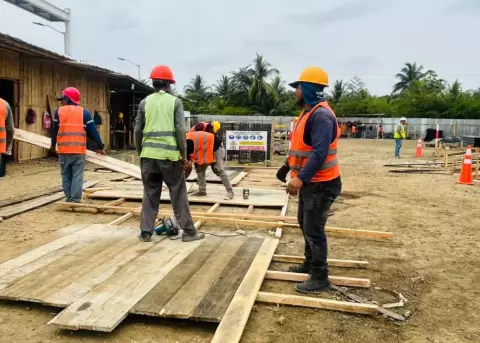 Imagen referencial. Obreros en una construcci�n.