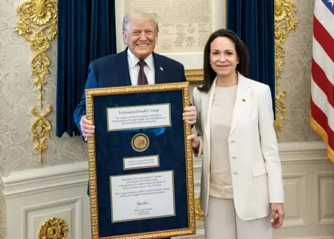 El presidente de Estados Unidos, Donald Trump, posando junto a la l�der opositora venezolana Mar�a Corina Machado en Washington (EE.UU).