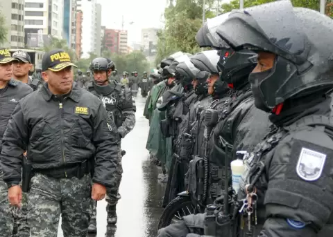 Pablo D�vila, comandante general de la Polic�a, supervisa a miembros de la instituci�n en Quito.