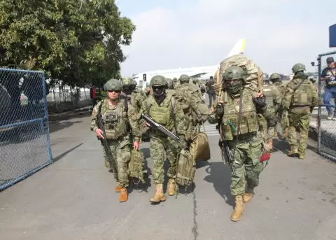 Despliegue de militares en Guayaquil para enfrentar al crimen organizado.