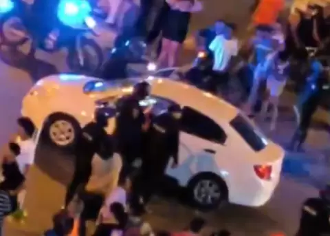 La polic�a levant� los cuerpos de tres asesinados en el centro de Guayaquil.