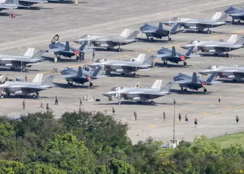 Aviones de combate estadounidenses F-35 estacionados en Puerto Rico.