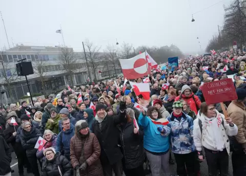 Miles de personas recorren Copenhague al grito de "Groenlandia no est� en venta" este 17 de enero de 2026.