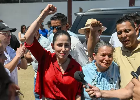 La presidenta de la Revoluci�n Ciudadana, la excandidata presidencial Luisa Gonz�lez, participa en una convenci�n en Manta, este 17 de enero de 2026.