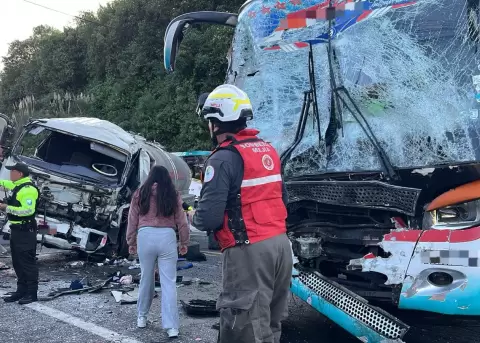 Choque de tanquero y bus de pasajeros en Uyumbicho.